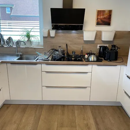 Ruhig Gelegene Eg-neubauwohnung & Garten, Ueberdachte Terrasse, Insektenschutz, Fussbodenheizung, Ebk Fuer Max 7 Personen *