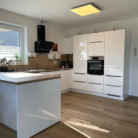Ruhig Gelegene Eg-neubauwohnung & Garten, Ueberdachte Terrasse, Insektenschutz, Fussbodenheizung, Ebk Fuer Max 7 Personen