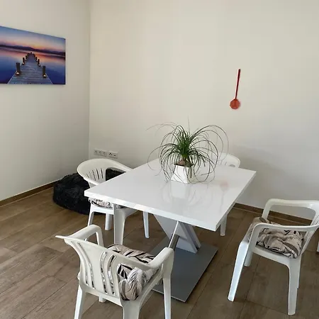 Ruhig Gelegene Eg-neubauwohnung & Garten, Ueberdachte Terrasse, Insektenschutz, Fussbodenheizung, Ebk Fuer Max 7 Personen 아파트 *