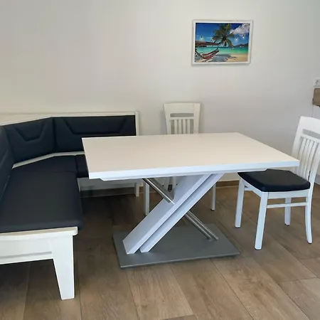 Ruhig Gelegene Eg-neubauwohnung & Garten, Ueberdachte Terrasse, Insektenschutz, Fussbodenheizung, Ebk Fuer Max 7 Personen 아파트