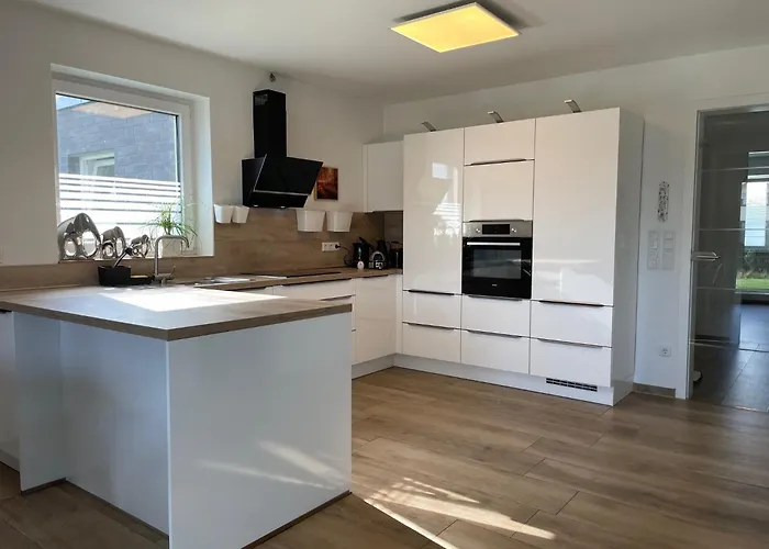 Ruhig Gelegene Eg-neubauwohnung & Garten, Ueberdachte Terrasse, Insektenschutz, Fussbodenheizung, Ebk Fuer Max 7 Personen