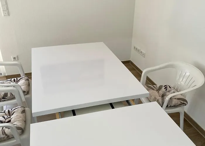 Ruhig Gelegene Eg-neubauwohnung & Garten, Ueberdachte Terrasse, Insektenschutz, Fussbodenheizung, Ebk Fuer Max 7 Personen Apartmán *