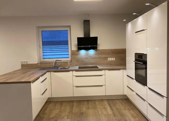 Ruhig Gelegene Eg-neubauwohnung & Garten, Ueberdachte Terrasse, Insektenschutz, Fussbodenheizung, Ebk Fuer Max 7 Personen 아파트