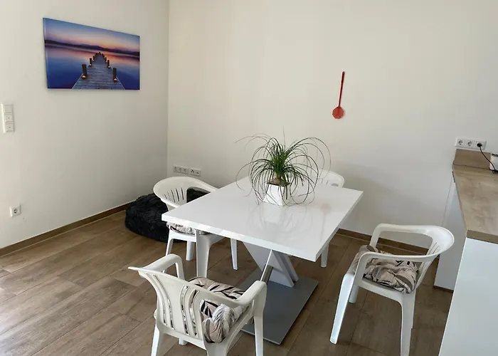 Ruhig Gelegene Eg-neubauwohnung & Garten, Ueberdachte Terrasse, Insektenschutz, Fussbodenheizung, Ebk Fuer Max 7 Personen 아파트 *